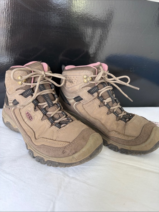 Keen Shoes - Keen Women's Tan Hiking Boots with Pink Lining 8 wide